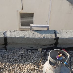 איטום גג עם זפת ושכבת חצץ