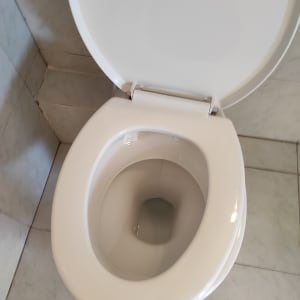 אסלה לבנה נקייה עם מושב פתוח