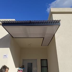 פרגולה מאלומיניום מותקנת על קיר חיצוני