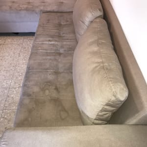 ספה עם כתמים כהים על הריפוד