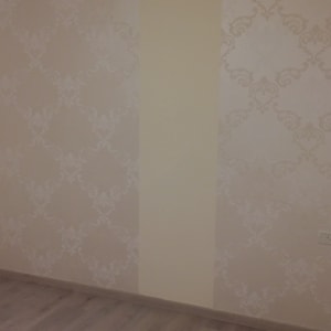 קיר עם טפט דקורטיבי ודוגמה פרחונית