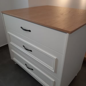 ארון מטבח לבן עם ידיות שחורות ומשטח עץ