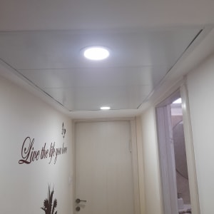 תקרת גבס עם תאורה שקועה במסדרון