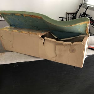 ריפוד ירוק על קרטון שבור עם קצוות קרועים