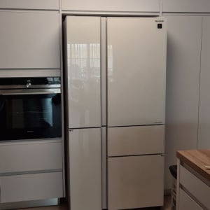 מקרר לבן ומכשירי מטבח מודרניים