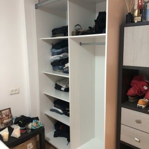 ארון בגדים פתוח עם מדפים ותלייה