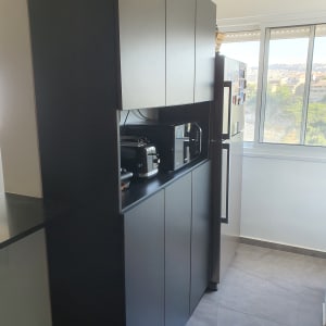 ארונות מטבח כהים עם מכשירי חשמל על מדף