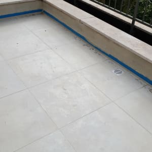 רצפה עם קווים כחולים לאיטום ליד קיר