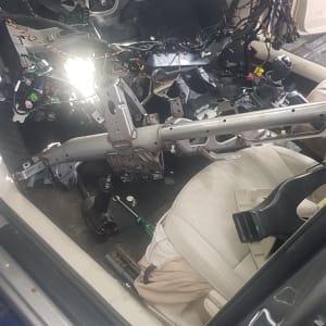 פנים רכב מפורק עם חוטי חשמל גלויים