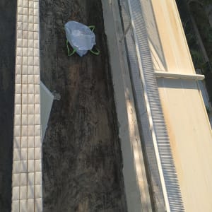 משטח אטום עם שקית על הרצפה