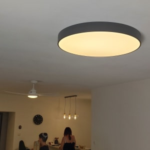 תאורה עגולה בתקרה עם מנורה תלויה