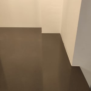 משטח שיש כהה ומבריק בפינת חדר