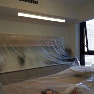 חדר מכוסה בניילון כהכנה לצביעה