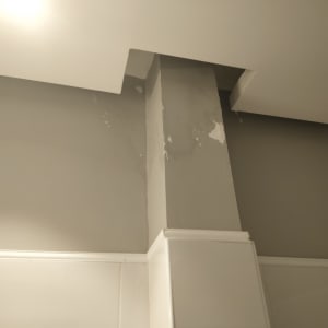 קיר צבוע עם תיקוני צבע וטיח