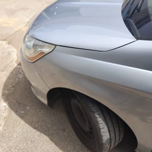 חלק קדמי של רכב עם שריטות קלות על הפגוש