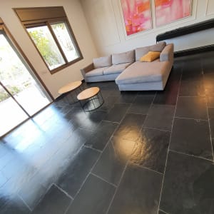 רצפה נקייה ומבריקה בסלון עם רהיטים מודרניים