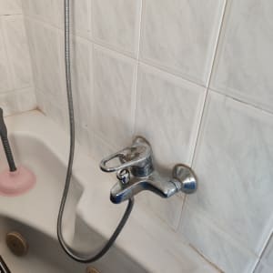 ברז אמבטיה עם צינור מתכת גמיש