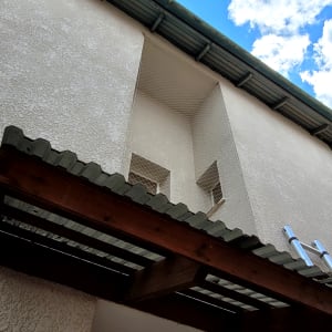 רשת למניעת כניסת יונים על קיר חיצוני של בניין