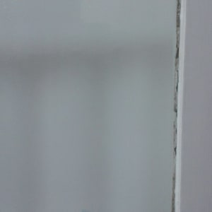 חלון זכוכית עם מסגרת לבנה