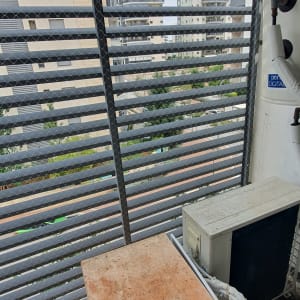 רשת מתכת על חלון למניעת כניסת יונים