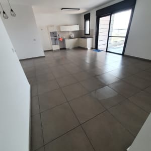 רצפה נקייה עם מגב כחול ליד דלת הזזה