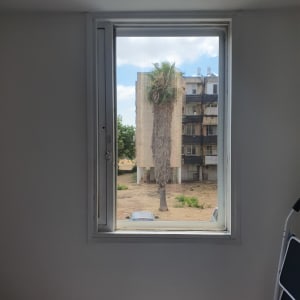 חלון אלומיניום עם נוף חיצוני