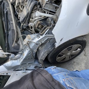 מכסה מנוע פתוח, חלקי מנוע גלויים, פגוש קדמי פגום