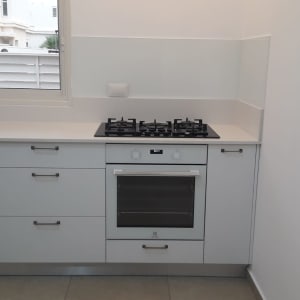 חלון זכוכית גדול במטבח מודרני