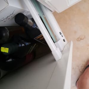 מגירת מטבח פתוחה עם בקבוקי שמן ויין