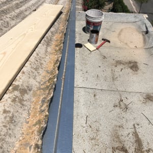 גג עם קרש עץ, פחית צבע ופטיש