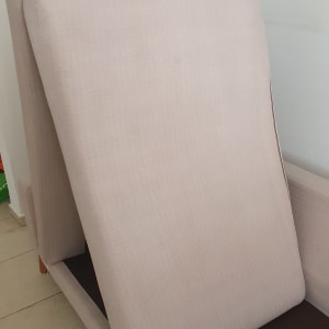 כריות ספה מונחות לניקוי על רצפה