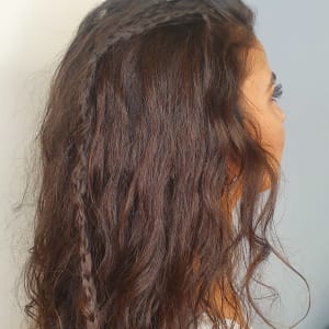 שיער גלי עם צמות דקות בצד הראש