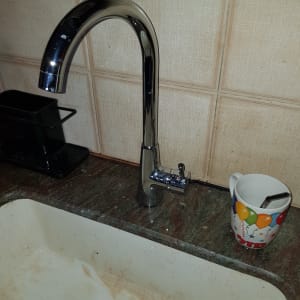 ברז כרום מעל כיור מטבח מלוכלך