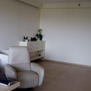 סלון עם קירות ריקים, ללא סימני שיפוץ