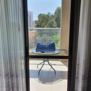 מעקה אלומיניום במרפסת עם שולחן זכוכית