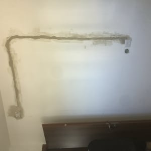 קיר עם תעלה חשמלית ושקע חשמל