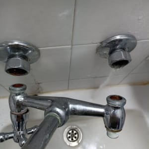 ברז מתכת מפורק עם חיבורים חלודים