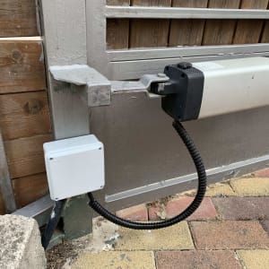 התקנת מנוע זרוע לשער חשמלי וחיבורו לקופסת פיקוד