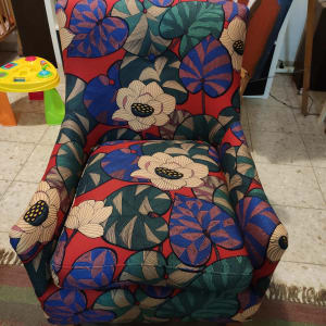כורסה מרופדת בבד פרחוני צבעוני