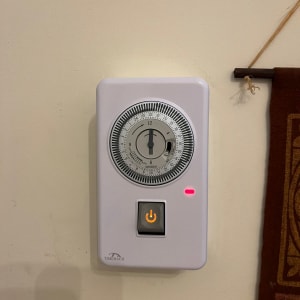 שעון טיימר חשמלי עם כפתור הפעלה מואר