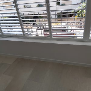 קיר גבס מתחת לחלון עם תריסים