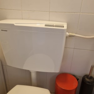 ניאגרה לבנה עם צינור חיבור