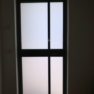 חלון עם מסגרת אלומיניום כהה