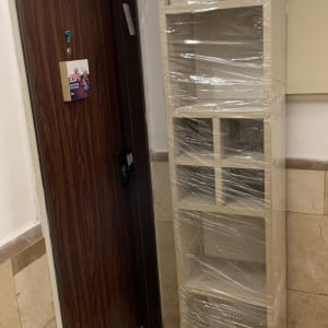 ארון עטוף בניילון עומד ליד דלת כניסה