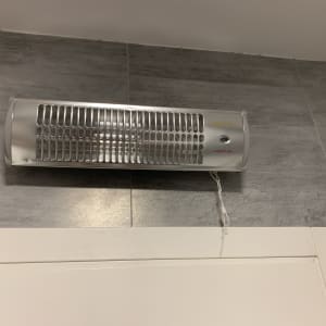 תנור חימום חשמלי מותקן על קיר