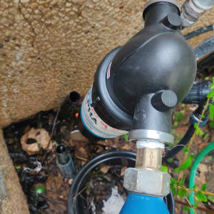 חיבורי צנרת ומסנן מים בגינה