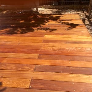 דק עץ חדש עם ברגים בשטח חיצוני