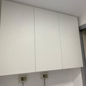 ארון קיר לבן עם שלוש דלתות