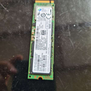כונן SSD M.2 עם תווית טכנית על שולחן