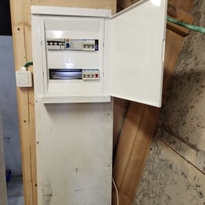 לוח חשמל פתוח עם מפסקים חשמליים מותקנים